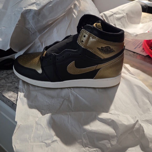 New In Box Air Jordan 1 Retro High OG Black and Gold Men's And Women Shoes - Picture 2 of 11